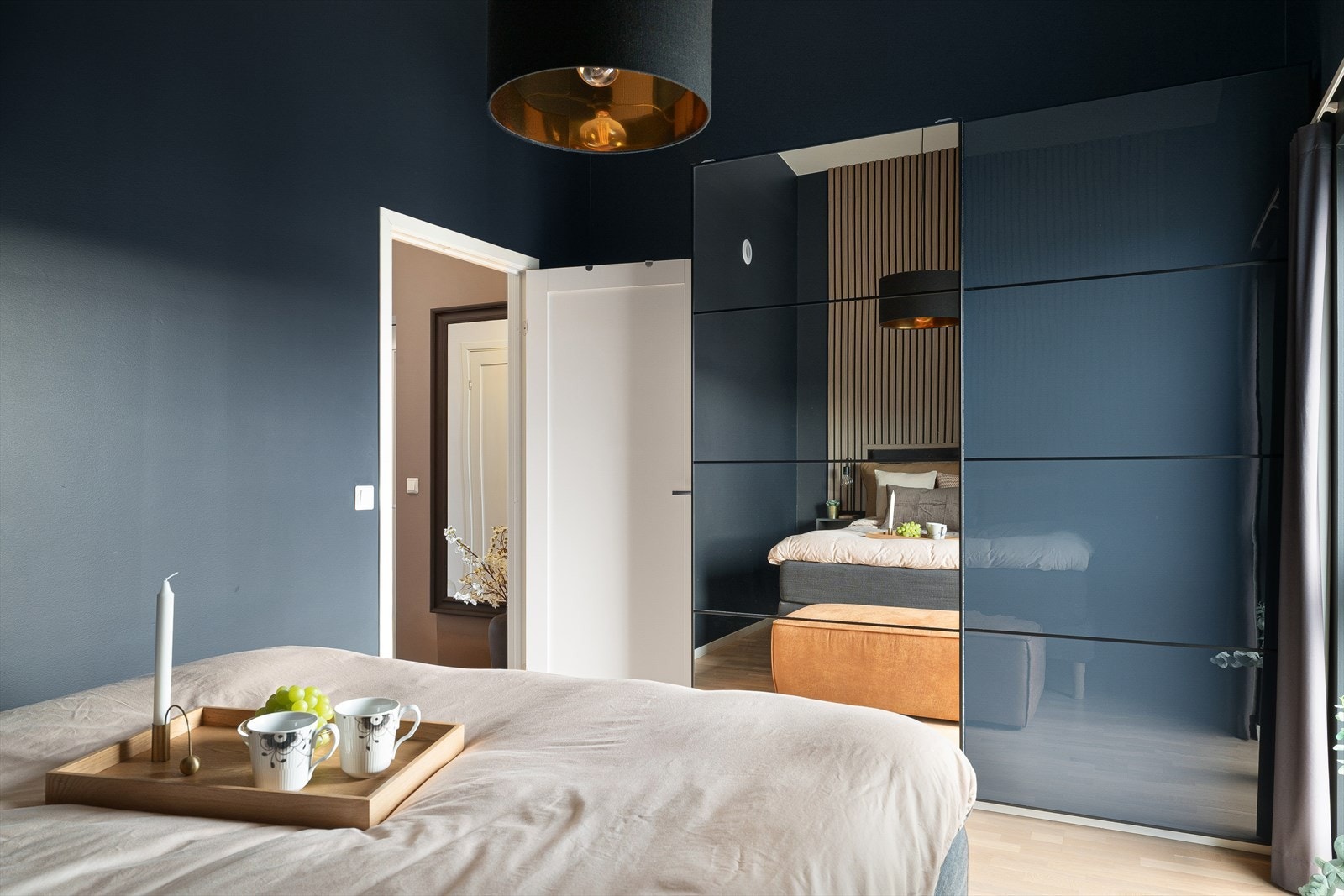 Rommet er utstyrt med en romslig garderobeløsning. Galleribilde