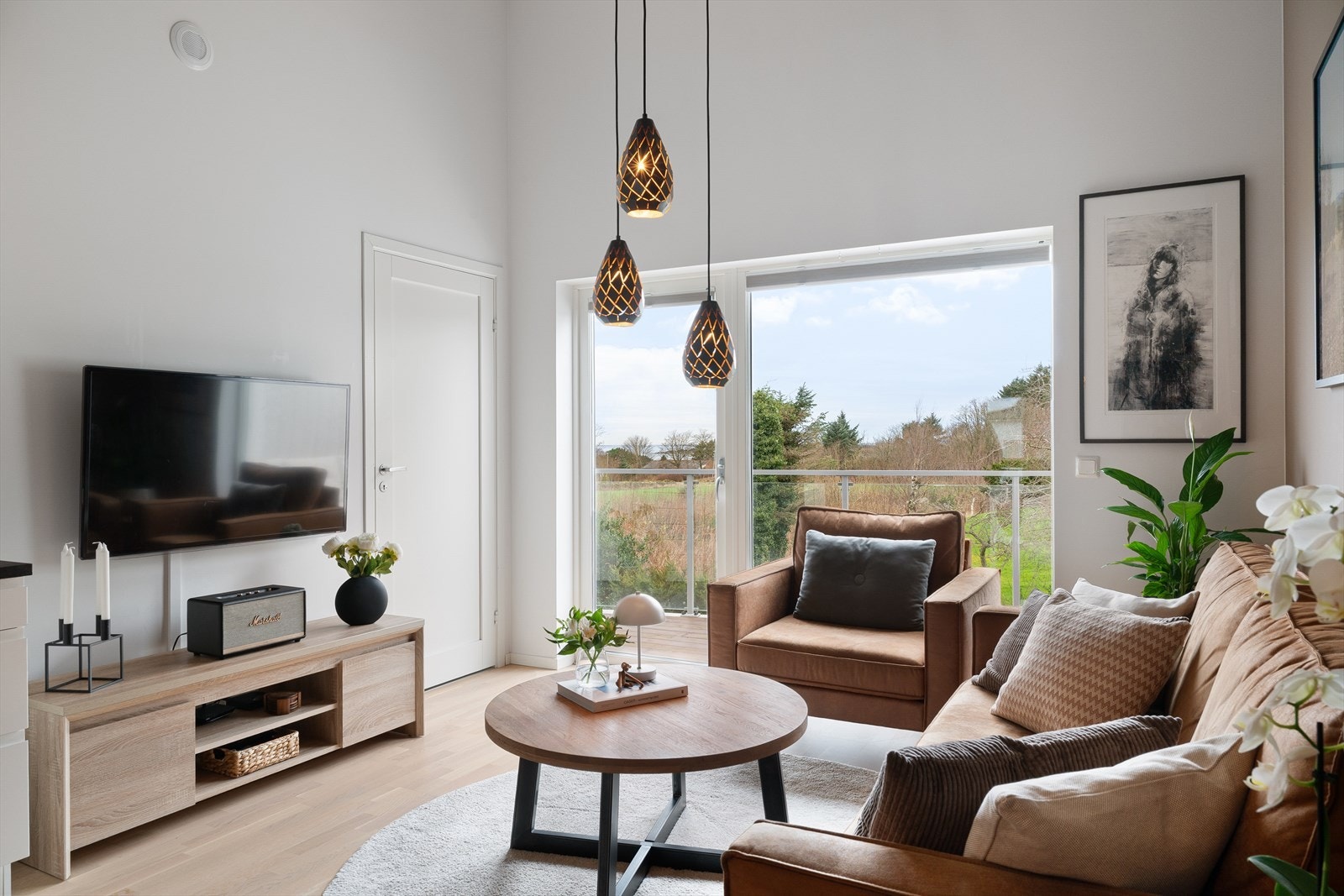 Boligen tilbyr en lys og romslig atmosfære, gode vindusflater og herlige lysforhold. Galleribilde