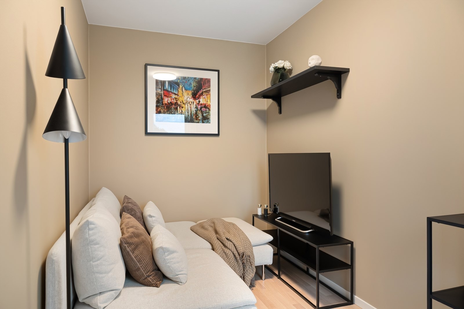 Leiligheten inkluderer to soverom hvor det ene har tilkomst fra stuen. Galleribilde