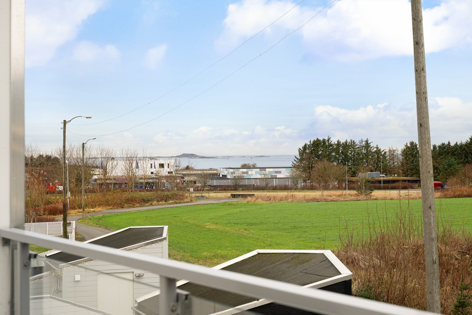 Herlig utsyn mot sjøen. Området er regulert til boligbebyggelse/tjenesteyting selv om tomten pr. i dag er ubebygd. Galleribilde