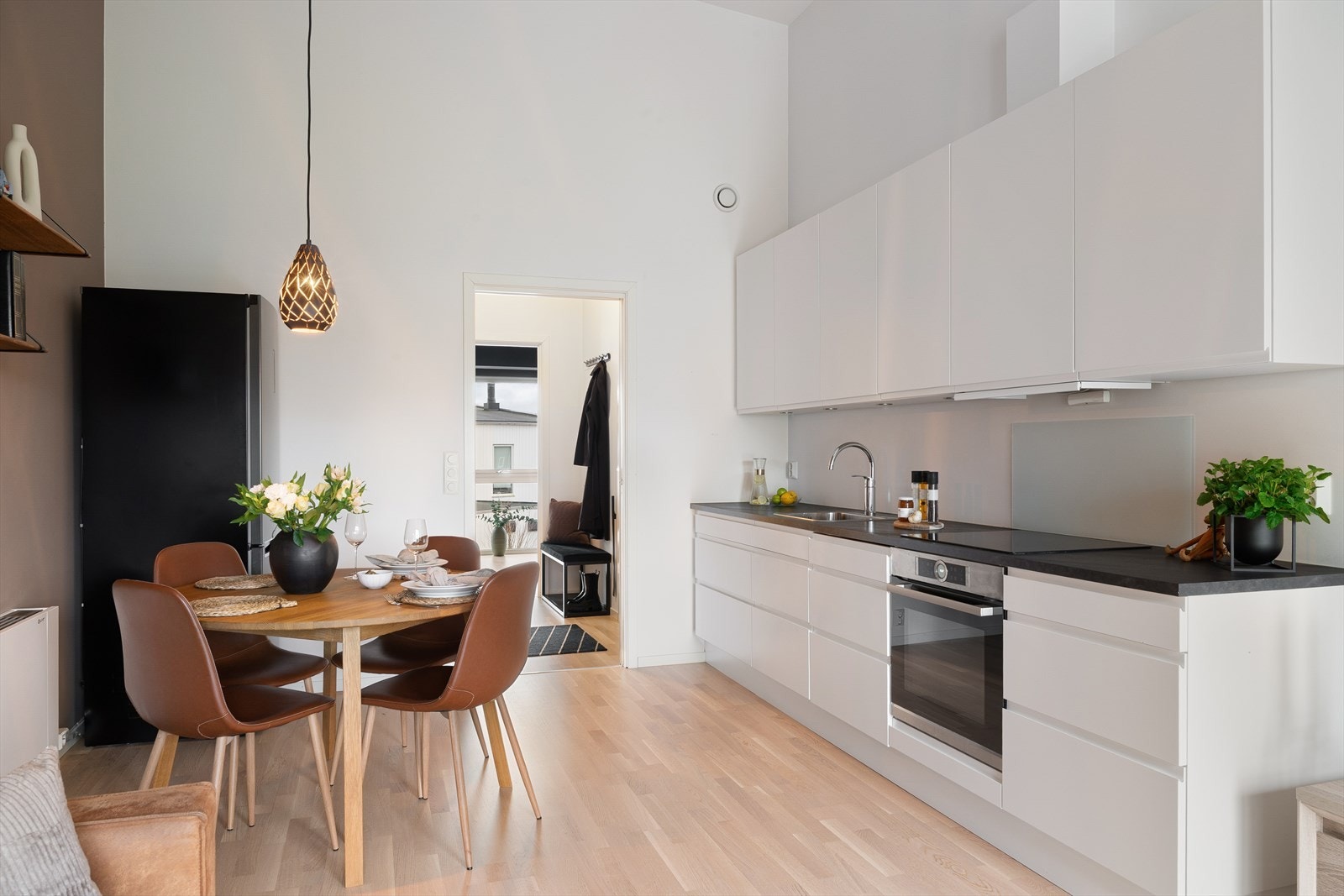 Kjøkkenet tilbyr godt med både skap- og benkeplass, noe som gjør det både funksjonelt og praktisk. Galleribilde