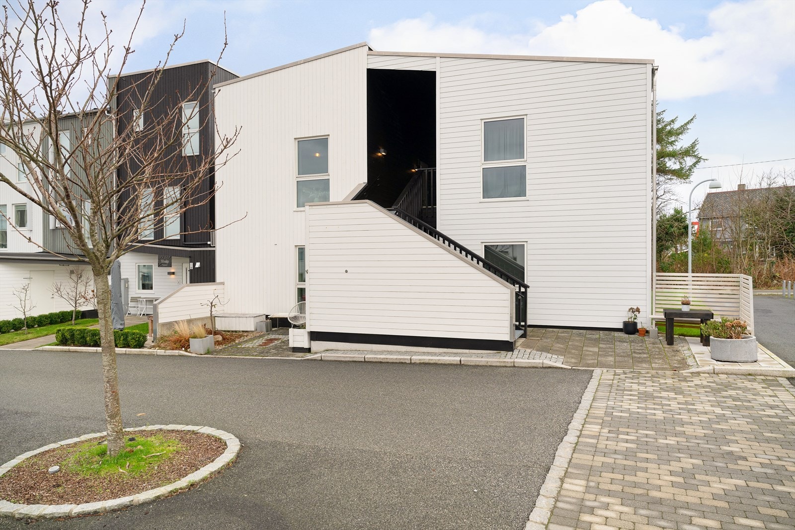 Parkeringsplass og bod i lukket garasjeanlegg. Galleribilde