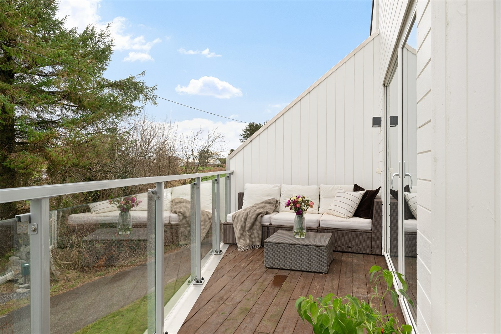 Fra stuen har du utgang til den flotte balkongen på 7 kvm med ettermiddags- og kveldssol som skaper et ideelt uterom for å nyte herlige sommerdager. Galleribilde