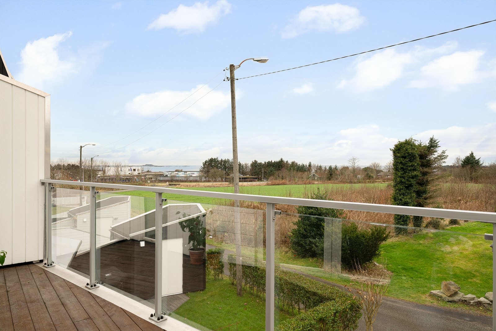 Balkongen er et nydelig fristed hvor man kan nyte frisk luft i grønne omgivelser. Galleribilde