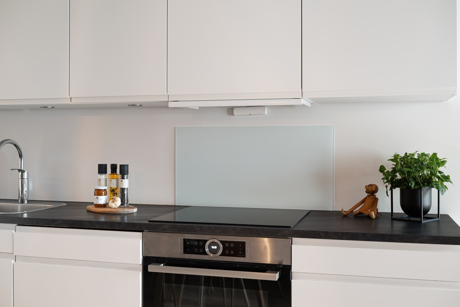 Det stilrene og tidløse kjøkkenet fra Aubo er utført i en klassisk hvit design, som gir et moderne og pent preg. Galleribilde