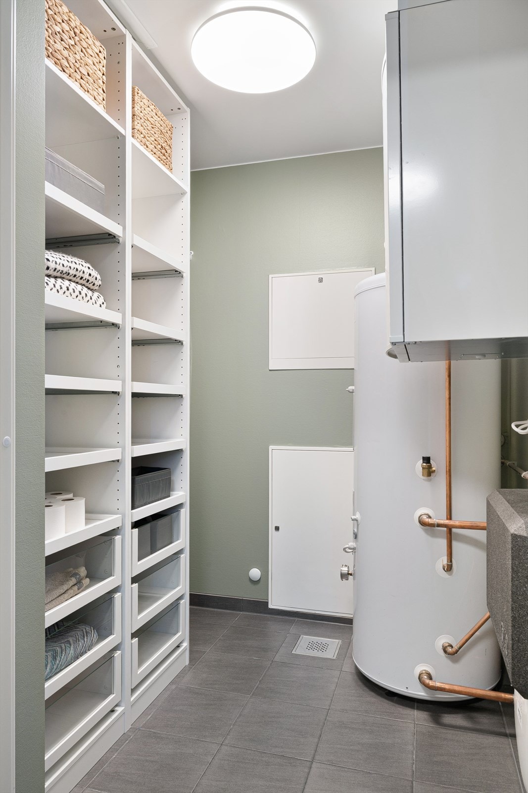 Videre inn fra baderommet har man tilgang til et svært praktisk teknisk rom med smarte og gjennomtenkte løsninger for oppbevaring og lagring. Galleribilde