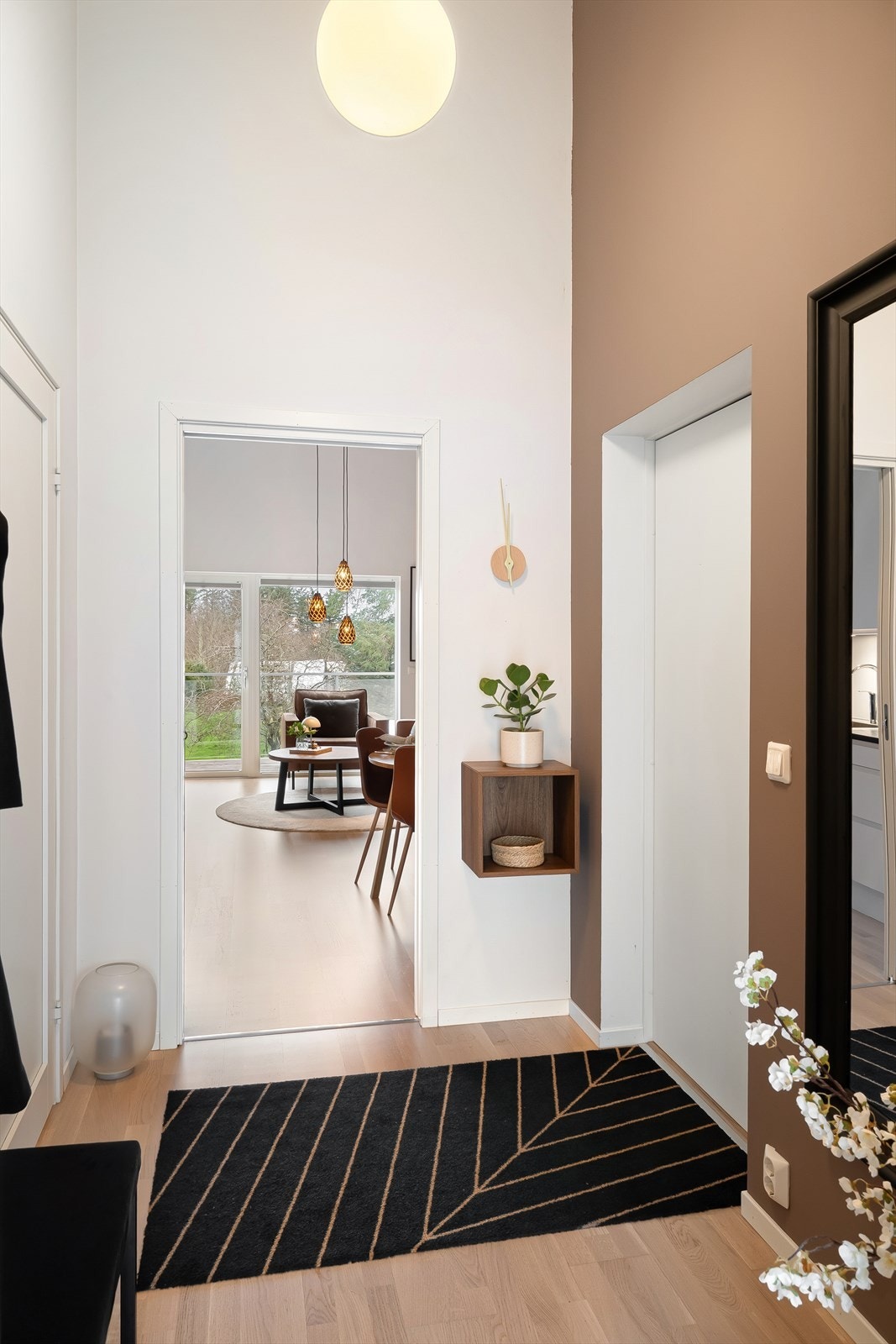 Fra entréen har man videre tilgang til hovedsoverom, baderom og teknisk som/bod. Galleribilde