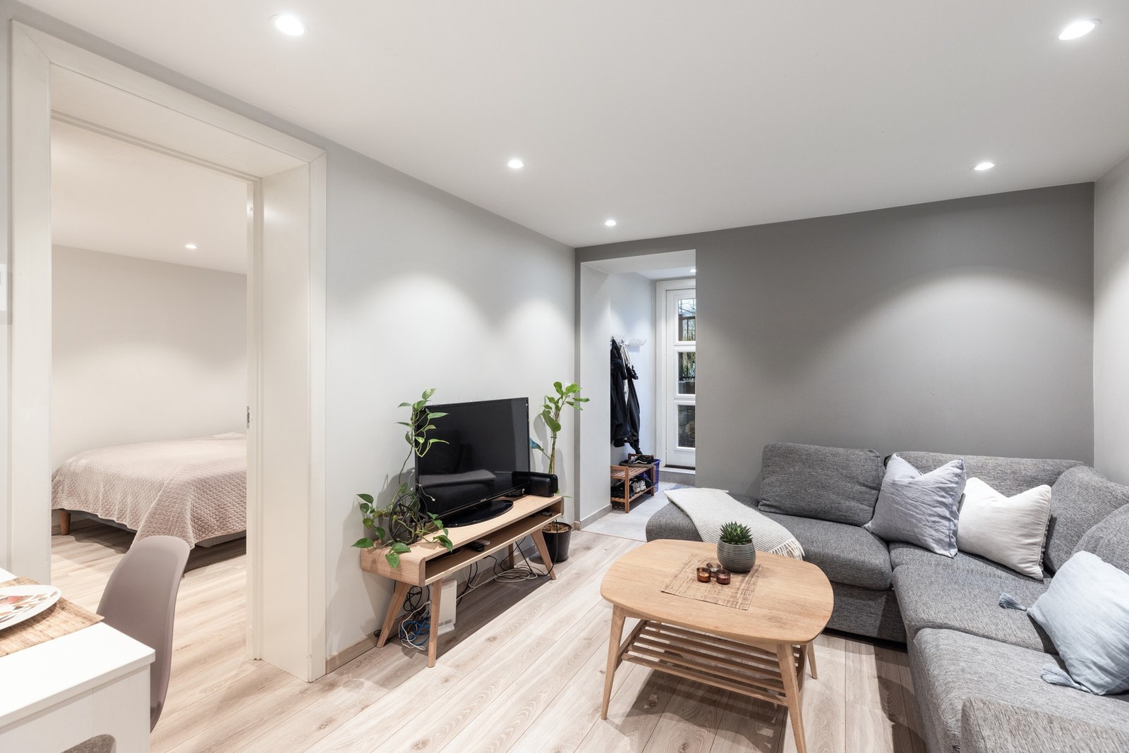 I kjelleretasjen har boligen en hybel med egen inngang Galleribilde