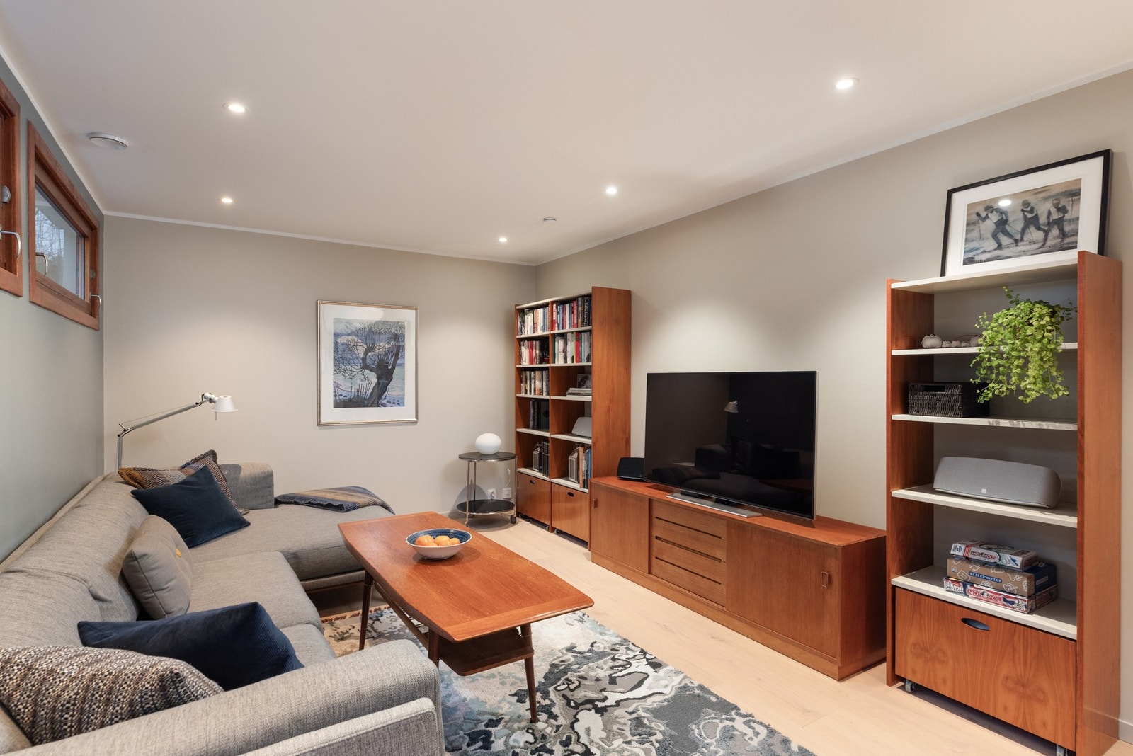 Ekstra lydisolasjon i tak og vegg mot hovedstue, høytalerkabler for surround skjult i vegg Galleribilde