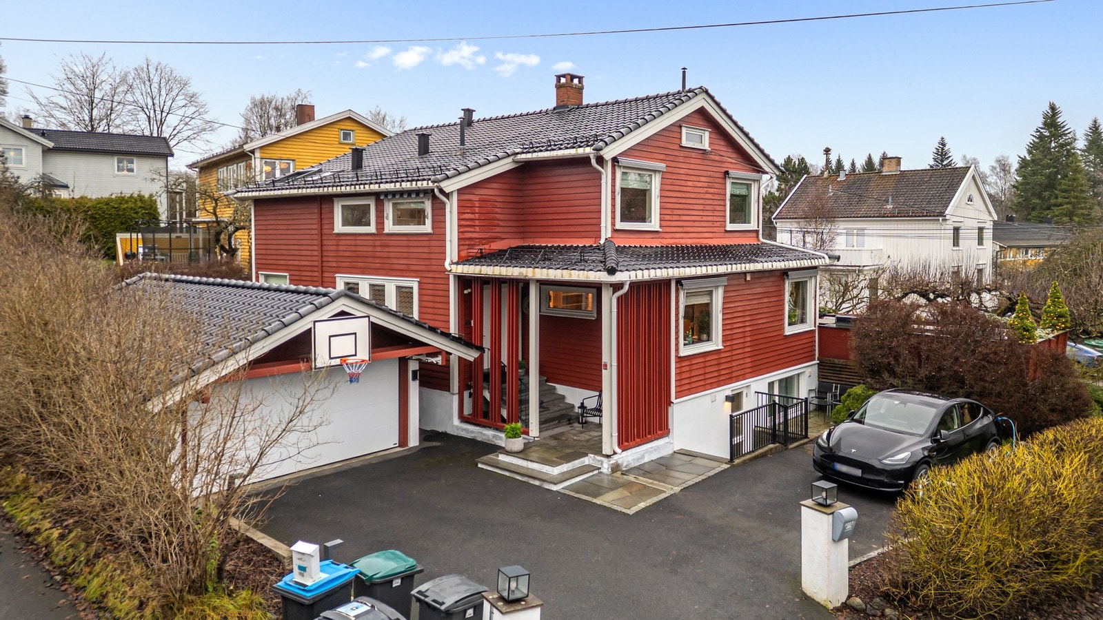 På inngangssiden har boligen et asfaltert gårdsrom med gode muligheter for parkering Galleribilde