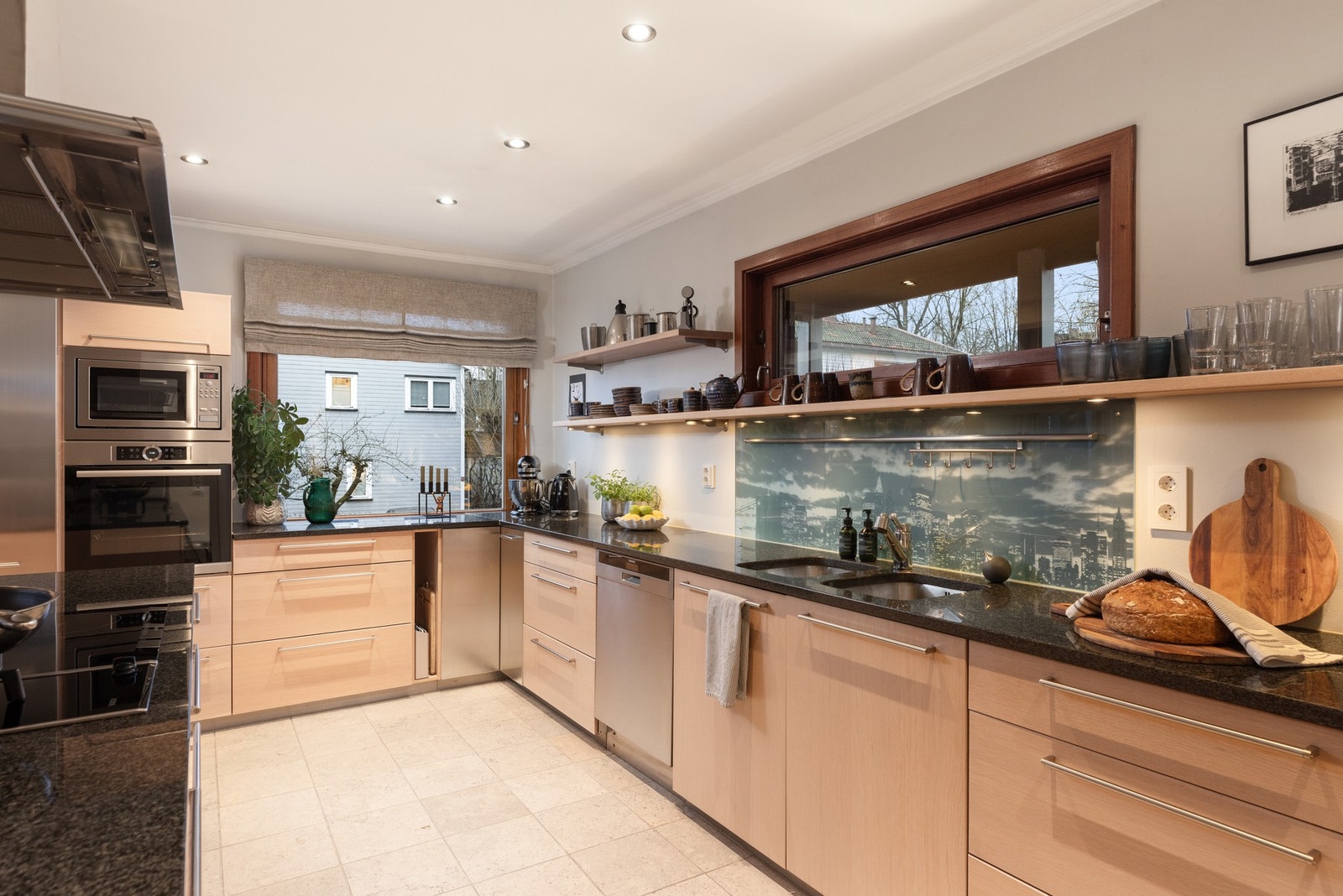 Integrert i innredningen finner man gassbluss, stekeovn, induksjonstopp, mikrobølgeovn og oppvaskmaskin Galleribilde