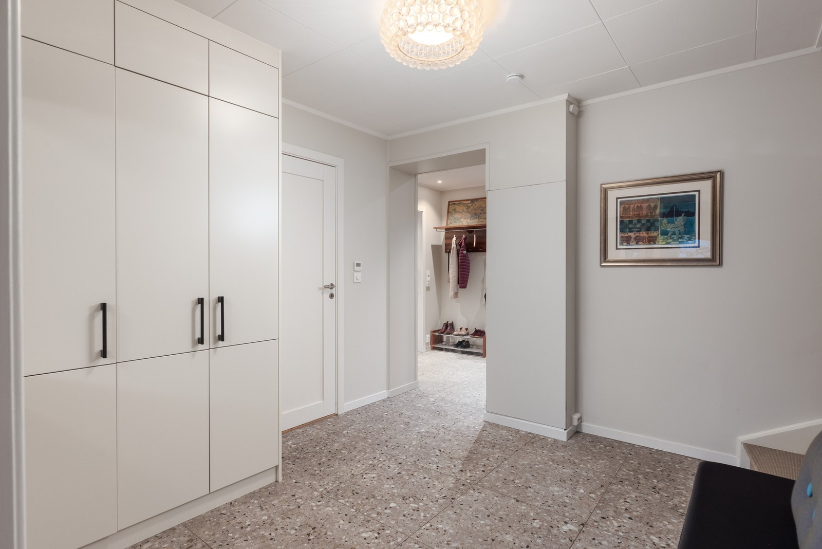 Hall med god garderobeplass i tilpassede skap fra Strai Galleribilde