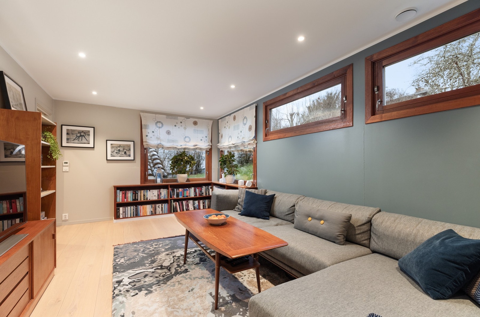 Vinduer på to sider gir fint lysinnslipp, og dagslyset suppleres ypperlig av downlights i taket Galleribilde