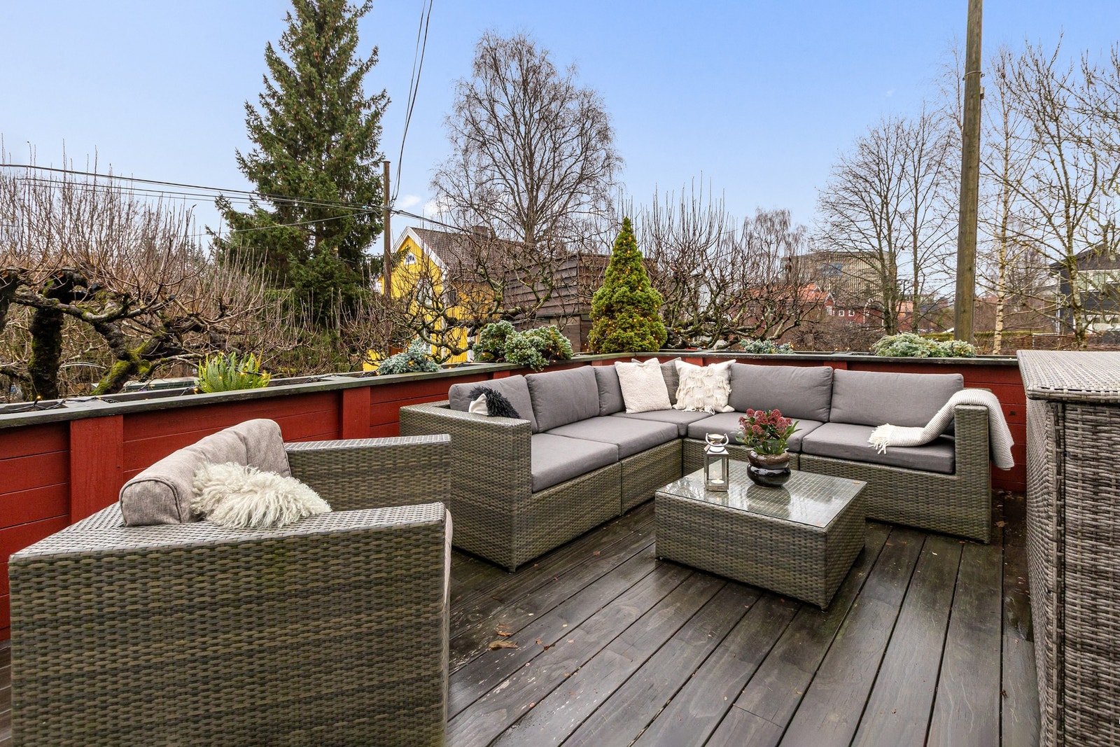 Solrik terrasse på ca. 40 kvm ned direkte utgang til hagen Galleribilde