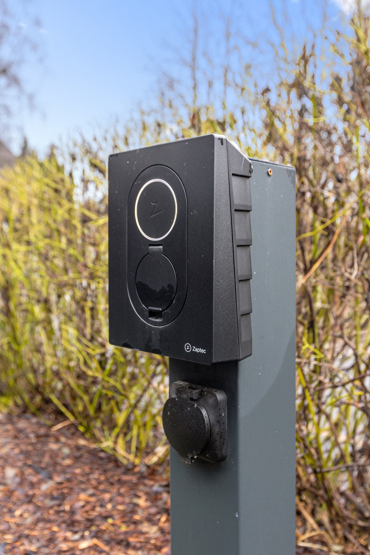 Elbil-lader montert på gårdsplassen Galleribilde