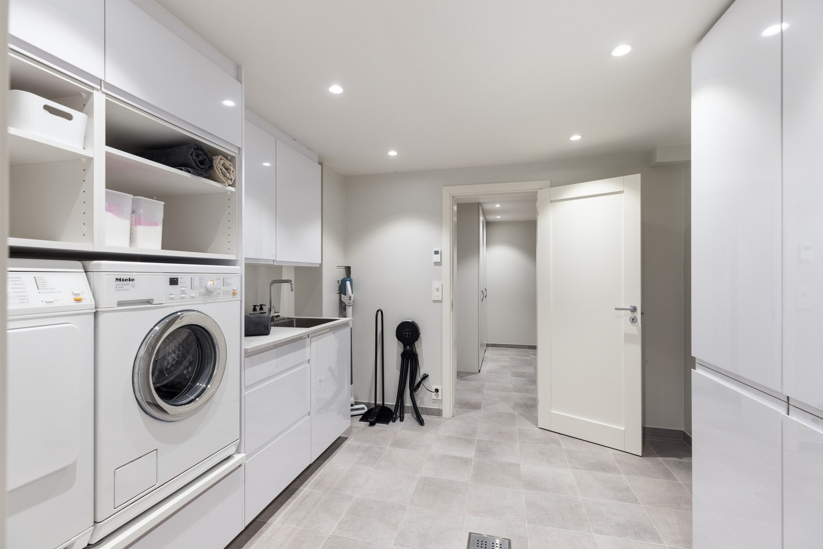 Stort praktisk vaskerom i kjeller Galleribilde