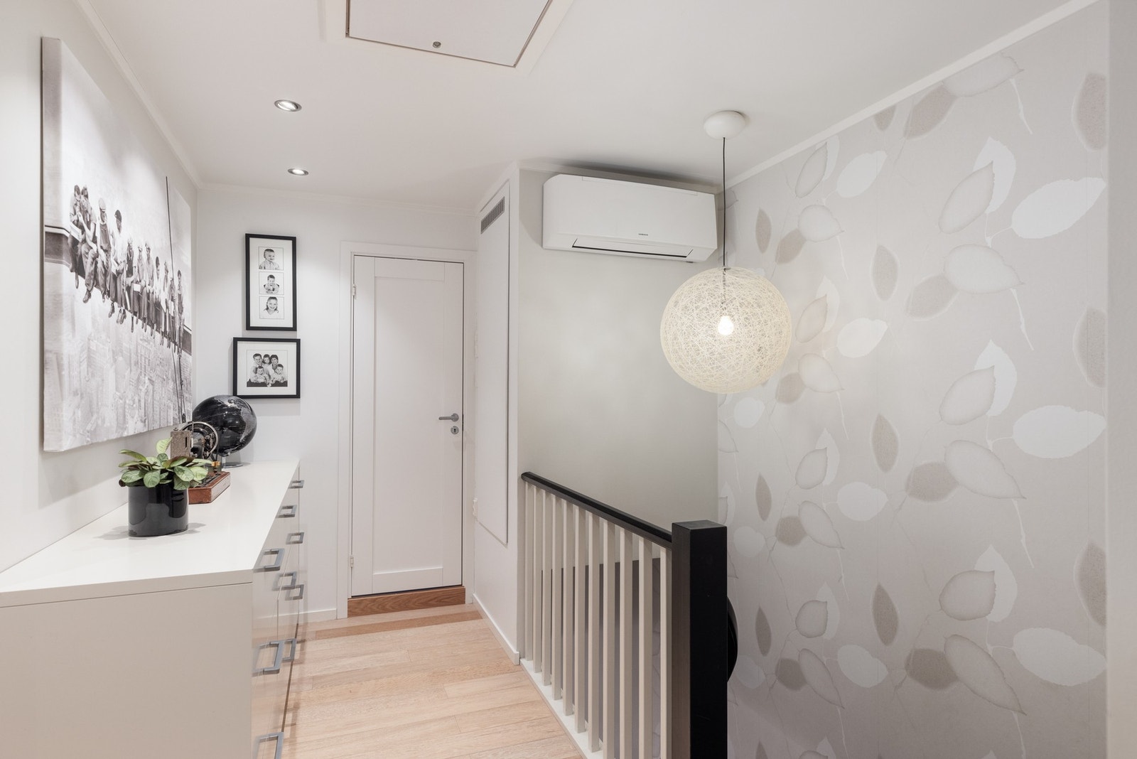 Gang i andre etasje med aircondition og god plass til lagring i skap og kommode plassbygget av møbelsnekker Galleribilde