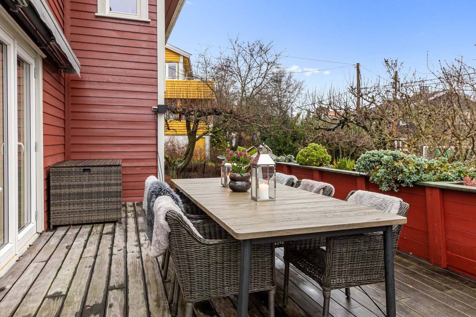 På terrassen er det god plass til sittegrupper og grill Galleribilde