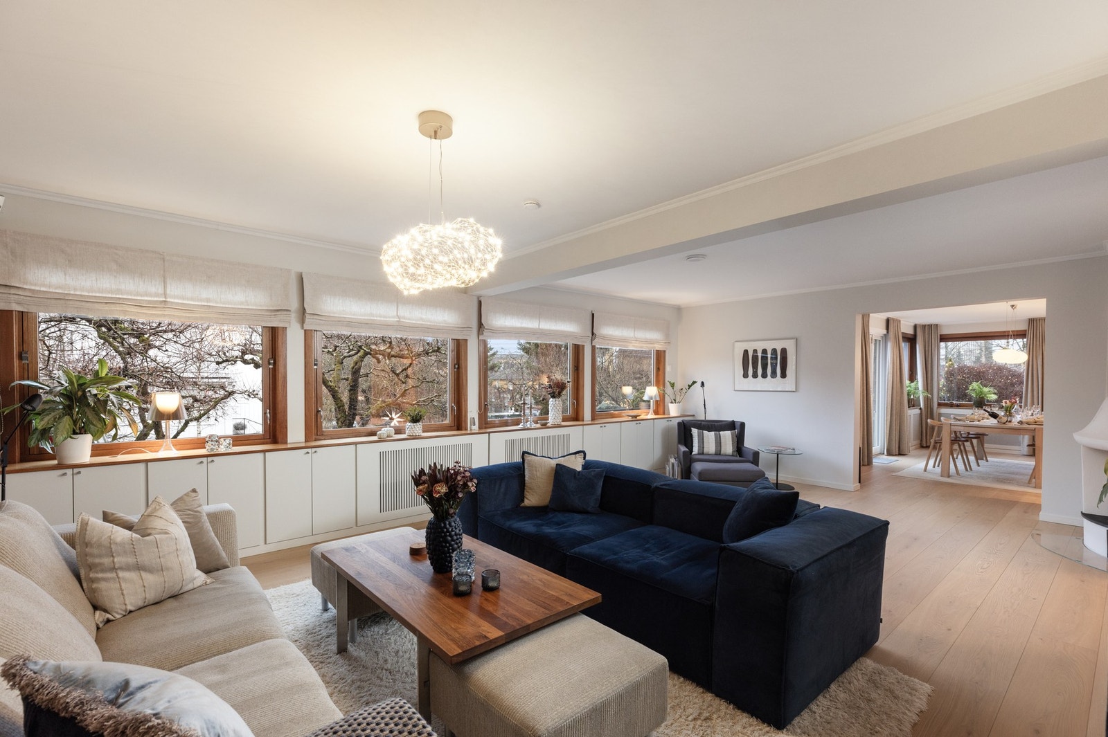 Hovedstuen med store vinduer som sørger for rikelig med dagslys Galleribilde