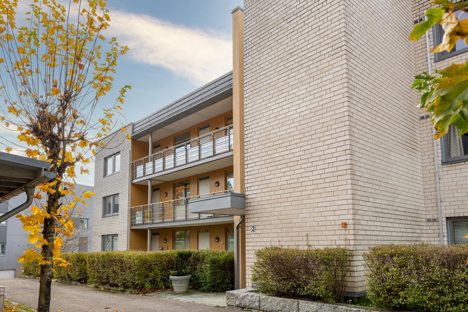 Pent opparbeidet tomt med asfalterte internveier, avfallsbod, sykkelbod, gjesteparkering og gressplen Galleribilde