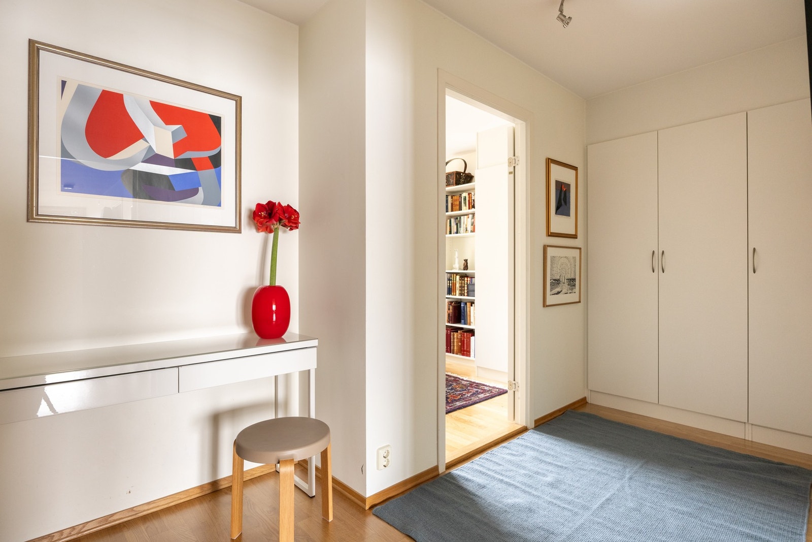 Romslig hall med garderobeskap. I tillegg disponerer leiligheten to boder Galleribilde