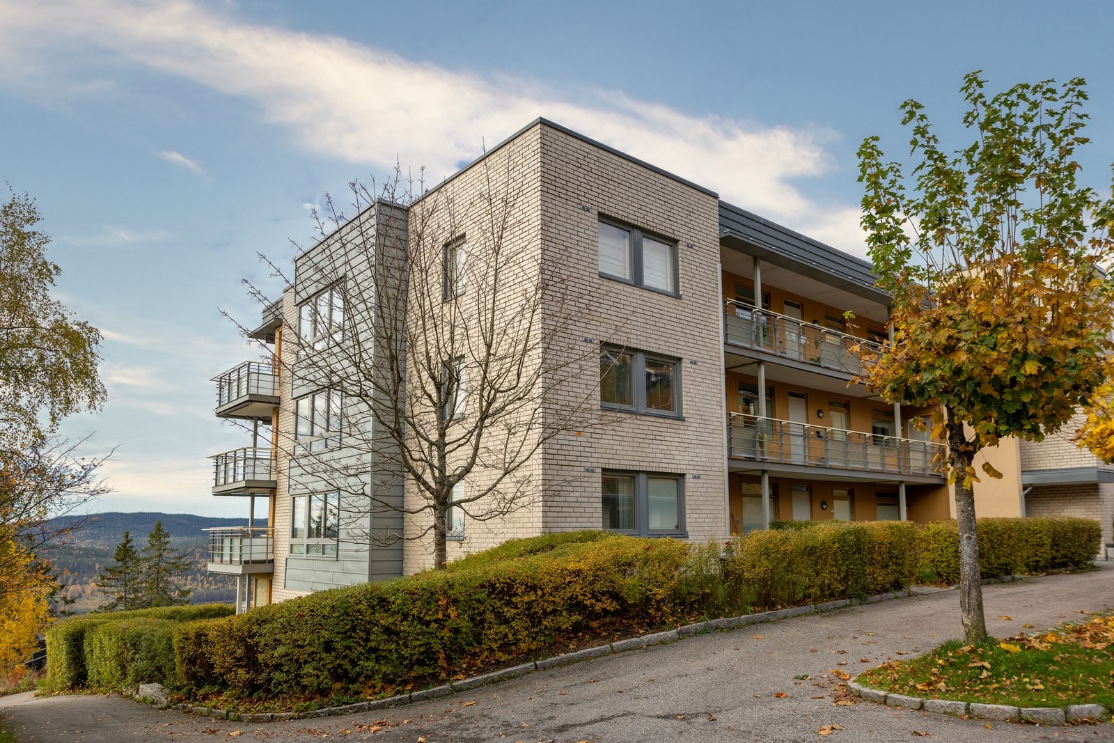 Leiligheten ligger i 3. etasje mot vest, og har trappefri adkomst fra inngangspartiet. Heis til garasjen Galleribilde