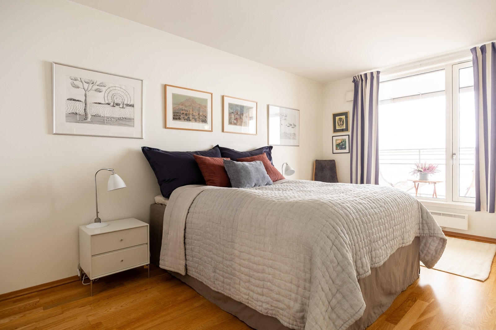 Luftig hovedsoverom med adkomst fra stuen Galleribilde