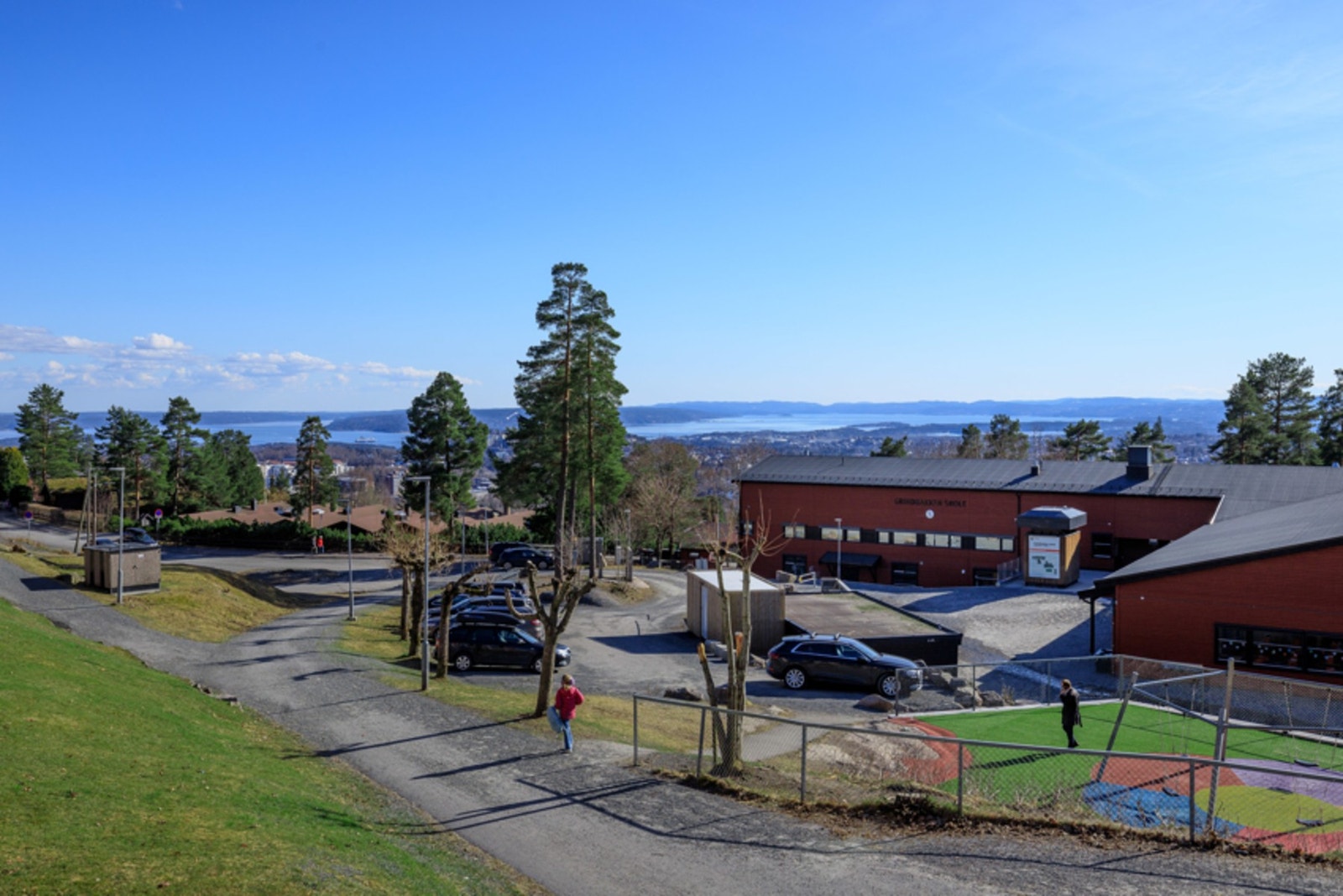 Grindbakken skole i umiddelbar nærhet Galleribilde