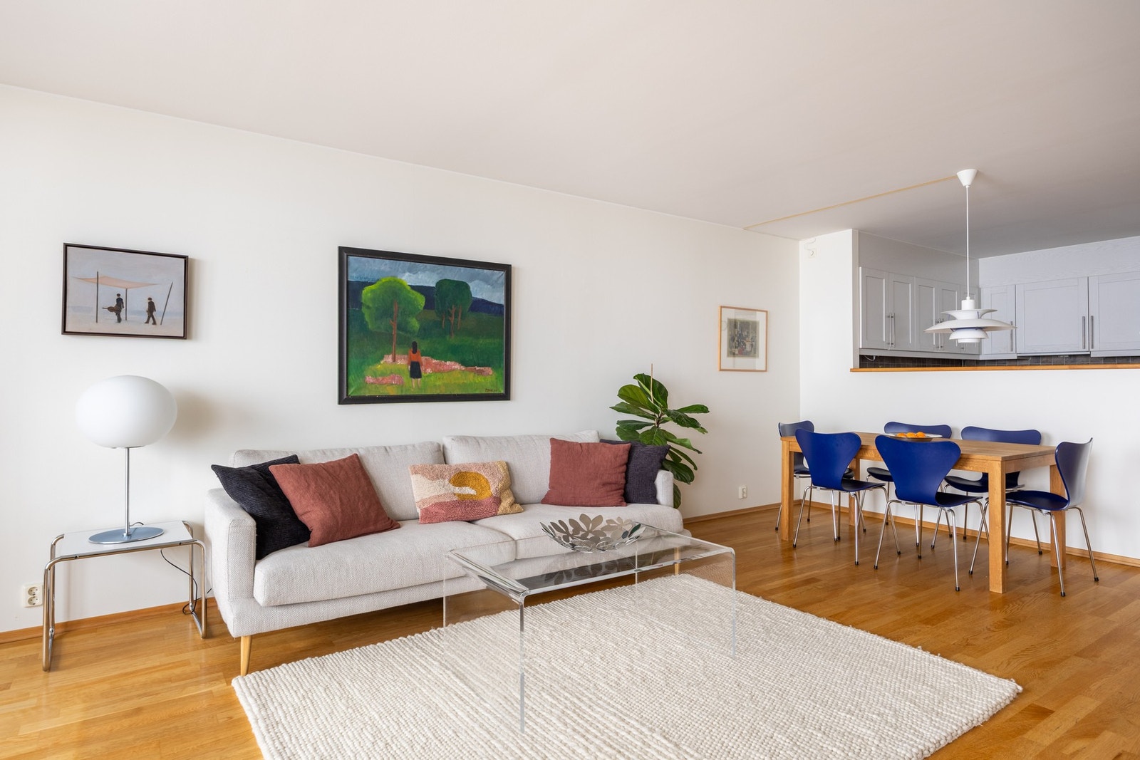 Kjøkkenet ligger i halvåpen løsning mot stue Galleribilde