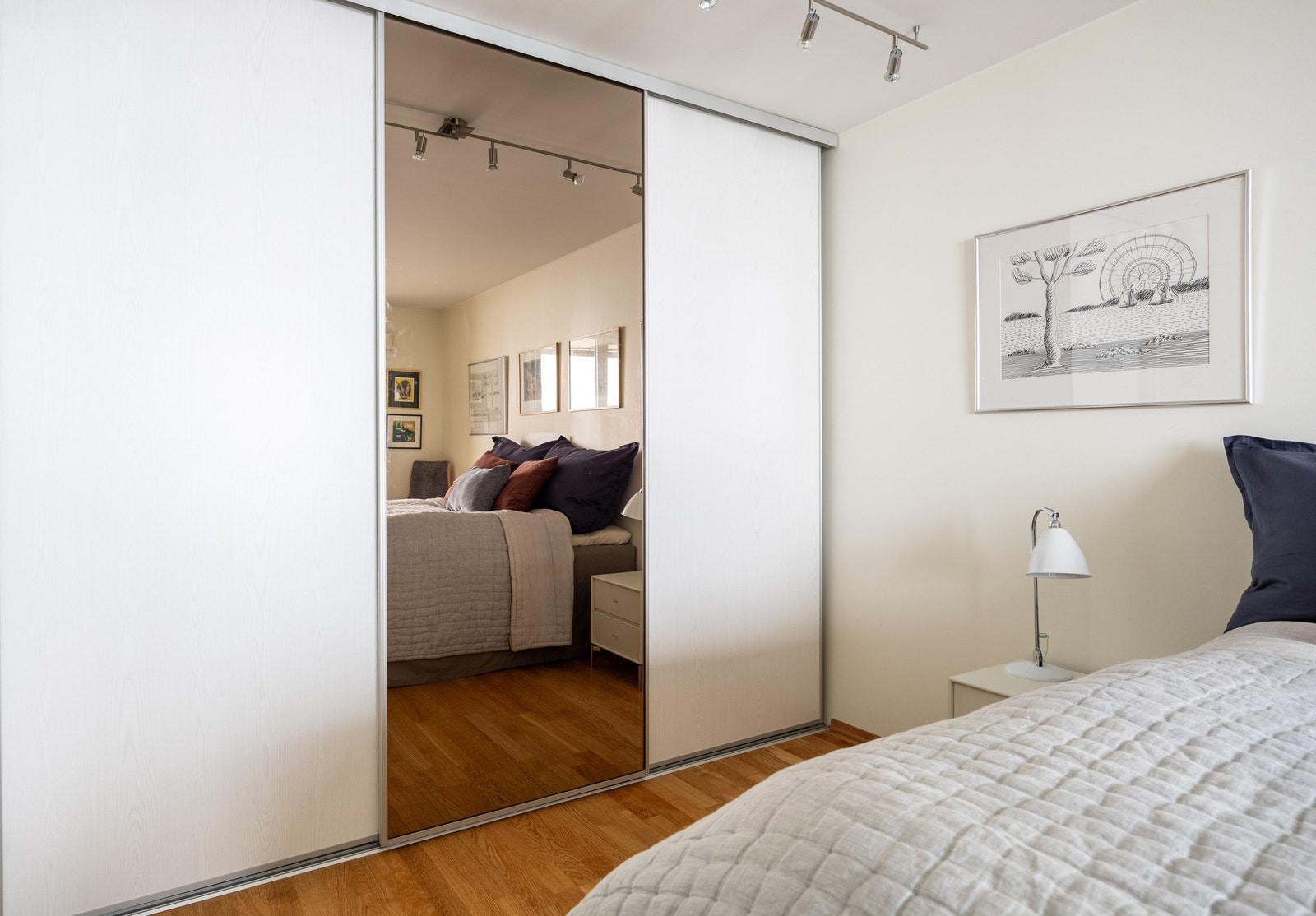 Stor skyvedørsgarderobe ivaretar lagringsplassen Galleribilde