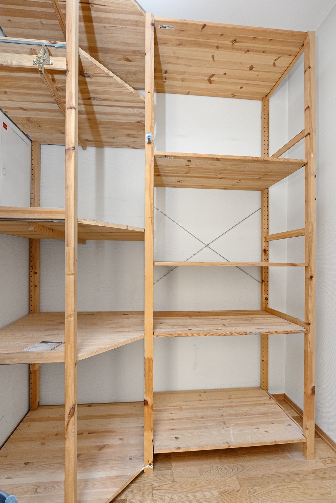 En praktisk innvendig bod gir ekstra lagringsplass lett tilgjengelig fra entréen. Galleribilde