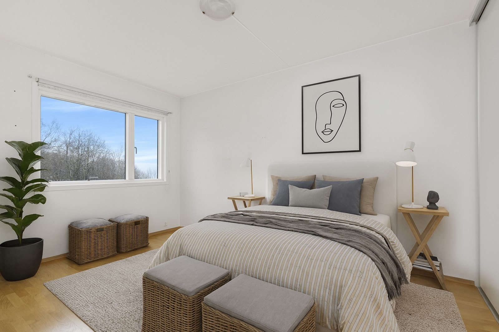 Leiligheten inneholder to romslige soverom. Hovedsoverommet har god plass til dobbeltseng og er utstyrt med skyvedørsgarderobe. (Digital møblering) Galleribilde