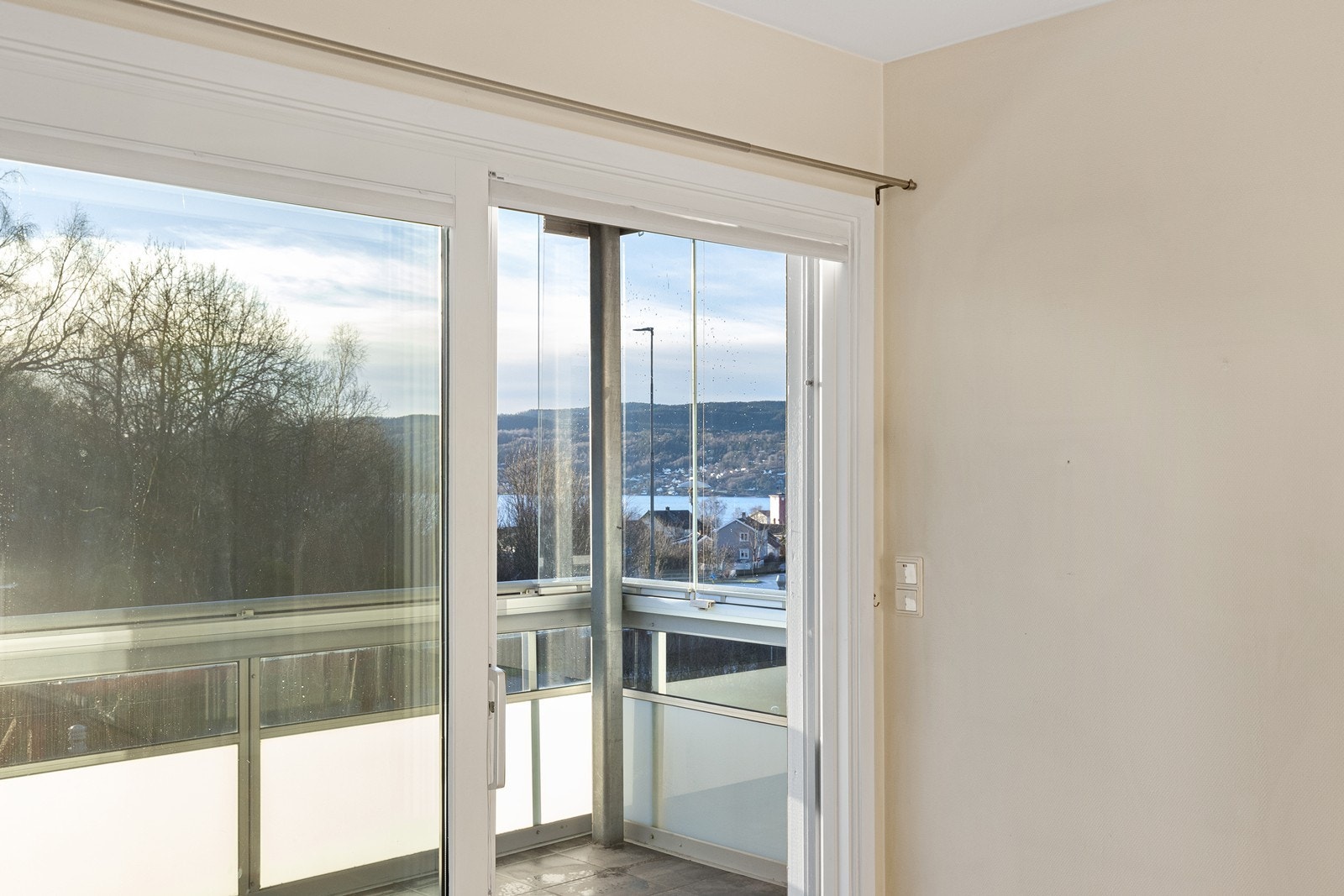 De store glassflatene gir rikelig med dagslys og en fin utsikt mot Drøbaksundet. Galleribilde