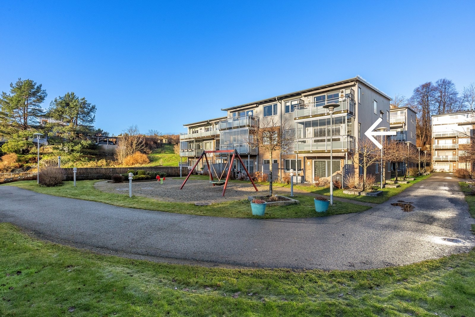 Bygget ligger i et veletablert og barnevennlig område med lekeplass på fellesarealet. Leiligheten har en romslig sydvendt balkong. Galleribilde