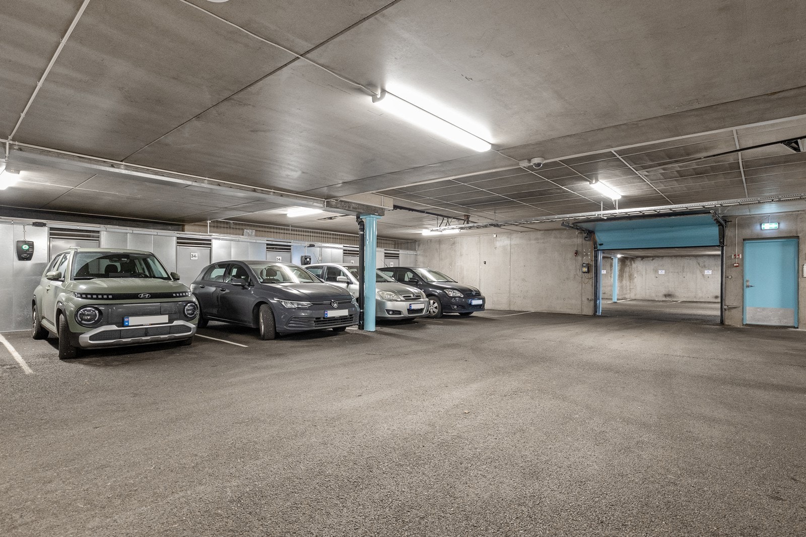 I felles garasjekjeller medfølger en fast plass med installert elbillader. Galleribilde