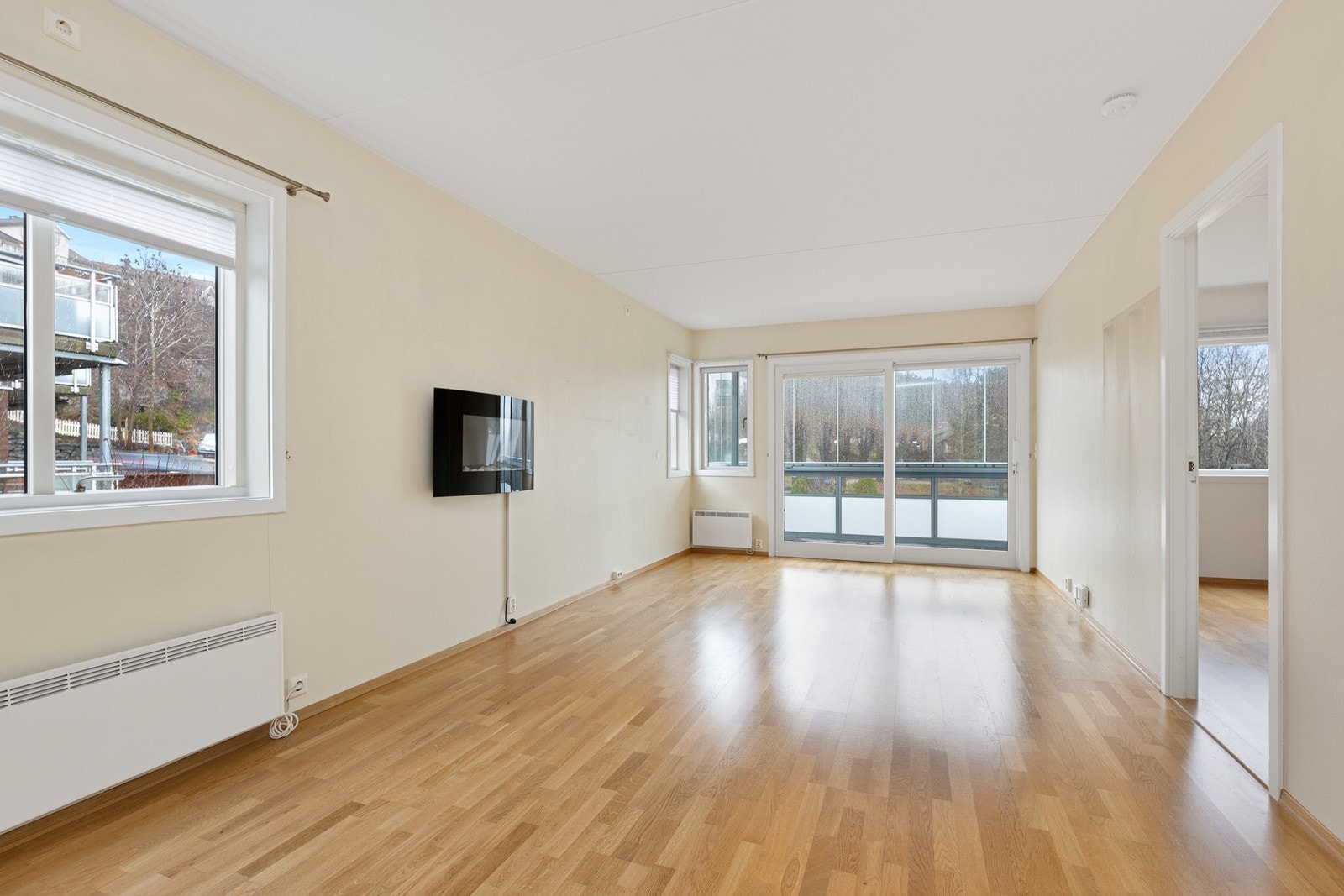 Som endeleilighet får stuen godt av lysinnslipp fra flere vinkler. Galleribilde