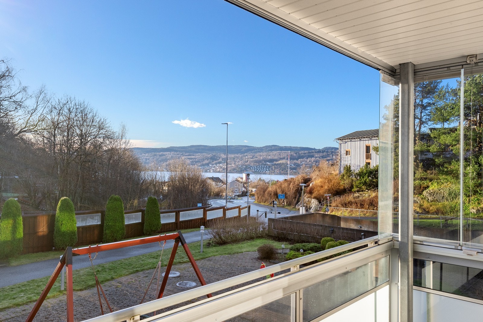 Her bor du med utsikt til Drøbaksundet, og kort vei til både bystranda og et levende sentrumsmiljø. Galleribilde