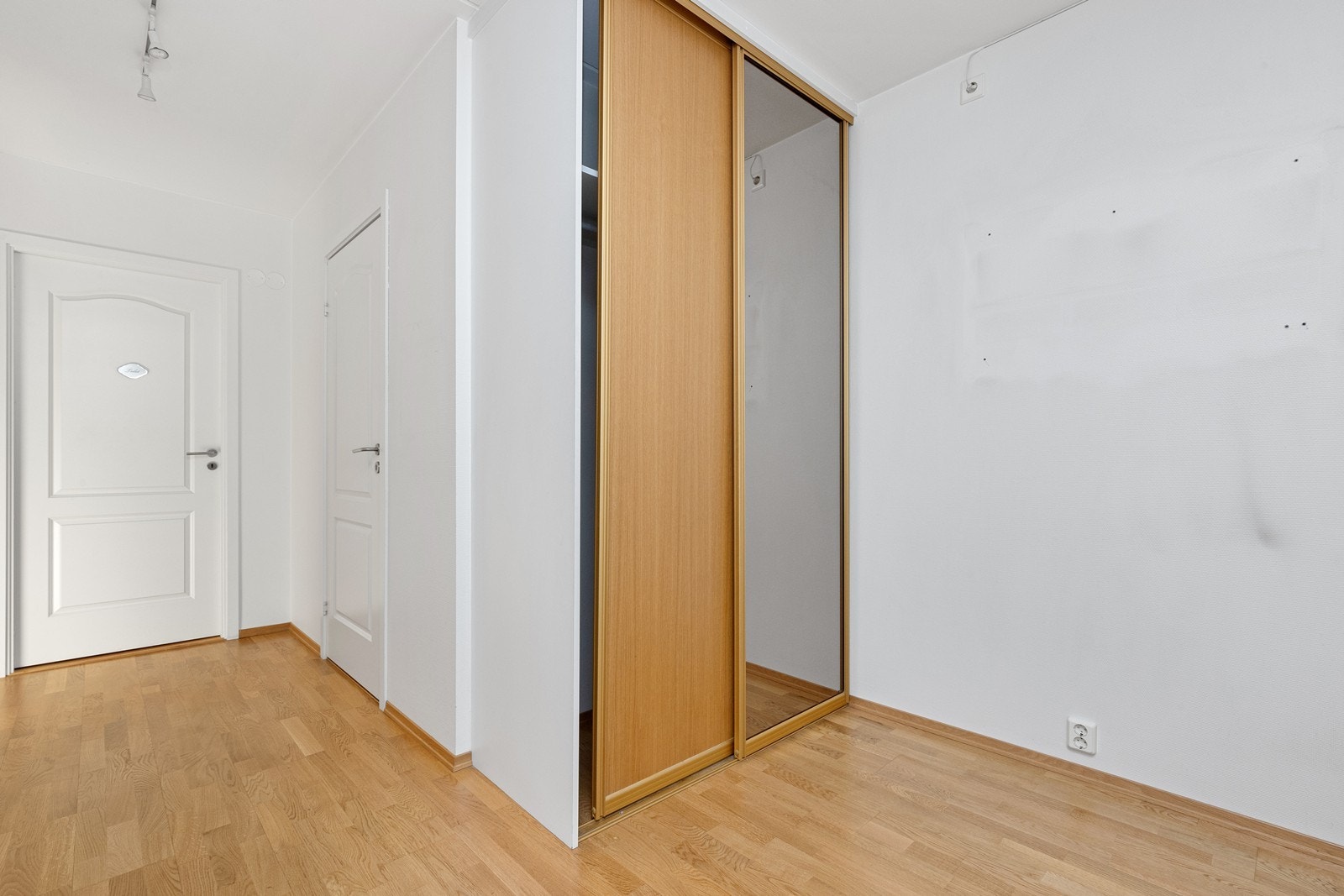 En romslig entré med skyvedørsgarderobe gir gode oppbevaringsmuligheter for yttertøy og sko. Galleribilde