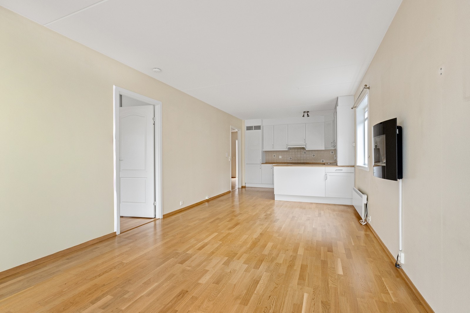 Den åpne løsningen mellom stue og kjøkken gir en god romfølelse og fleksible møbleringsmuligheter. Galleribilde