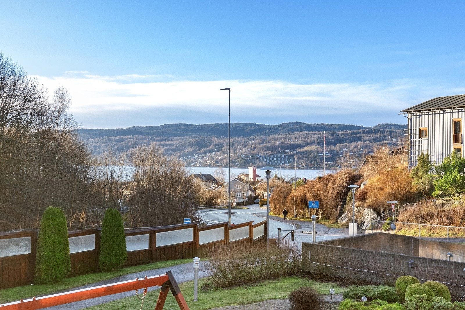 Området byr på flotte turområder, og nærmeste bussholdeplass er kun et par minutter unna. Dagligvarehandel gjøres enkelt med Matkroken Drøbak innen gangavstand. Galleribilde