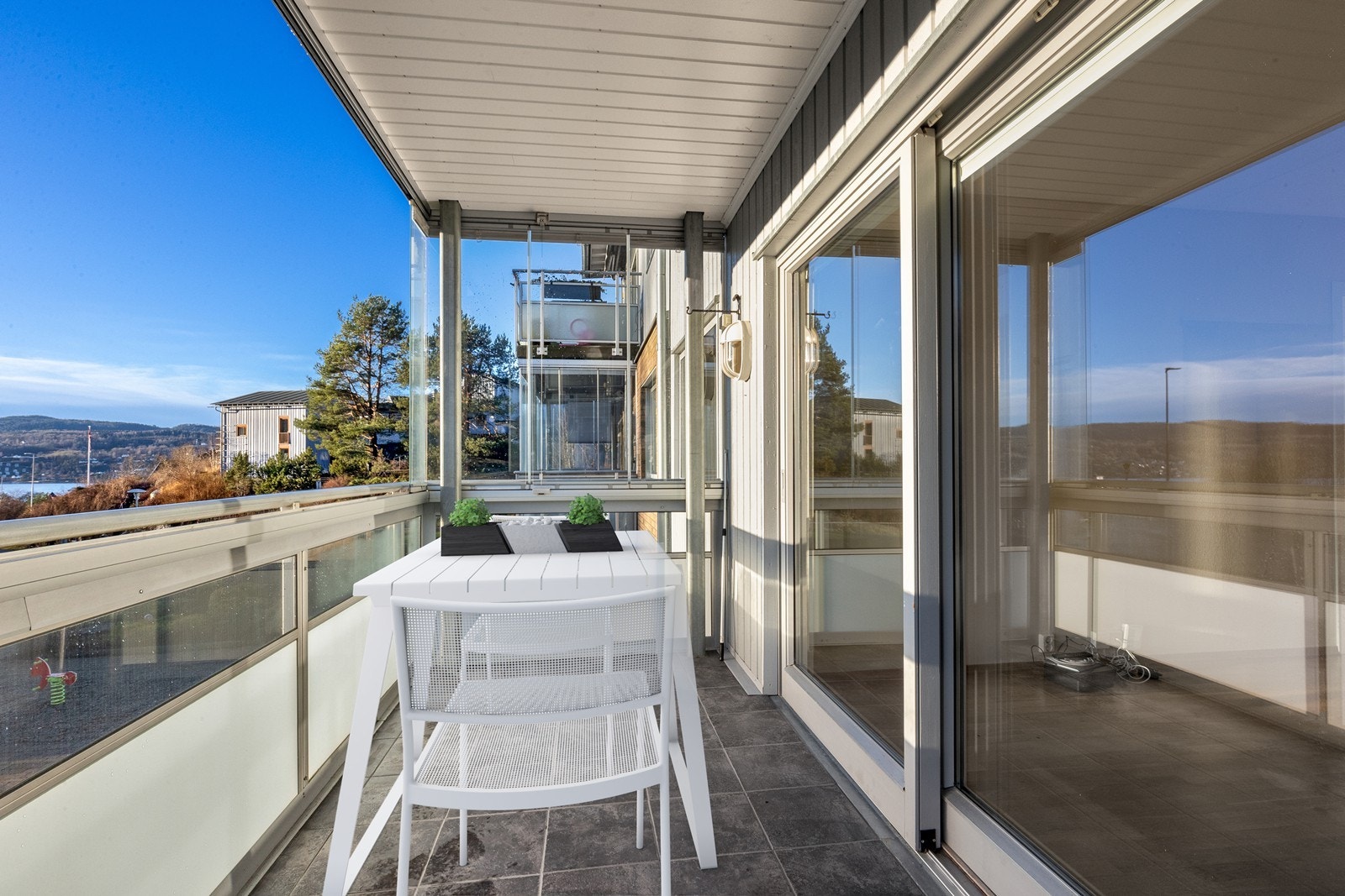 Balkongen har flislagt gulv, mobile glassvegger som forlenger sesongen og god plass til en sittegruppe for å nyte utsikten. (Digital møblering) Galleribilde