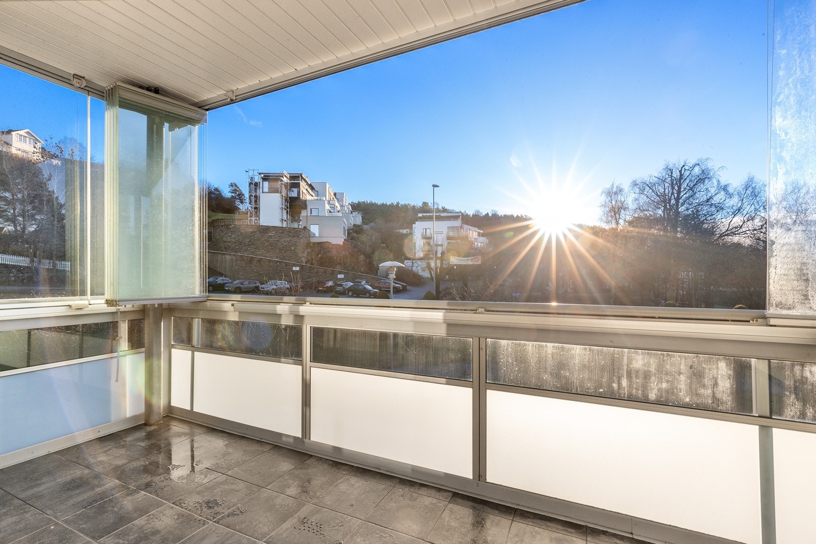 Romslig balkong med gode solforhold og fin utsikt over nærområdet. Galleribilde