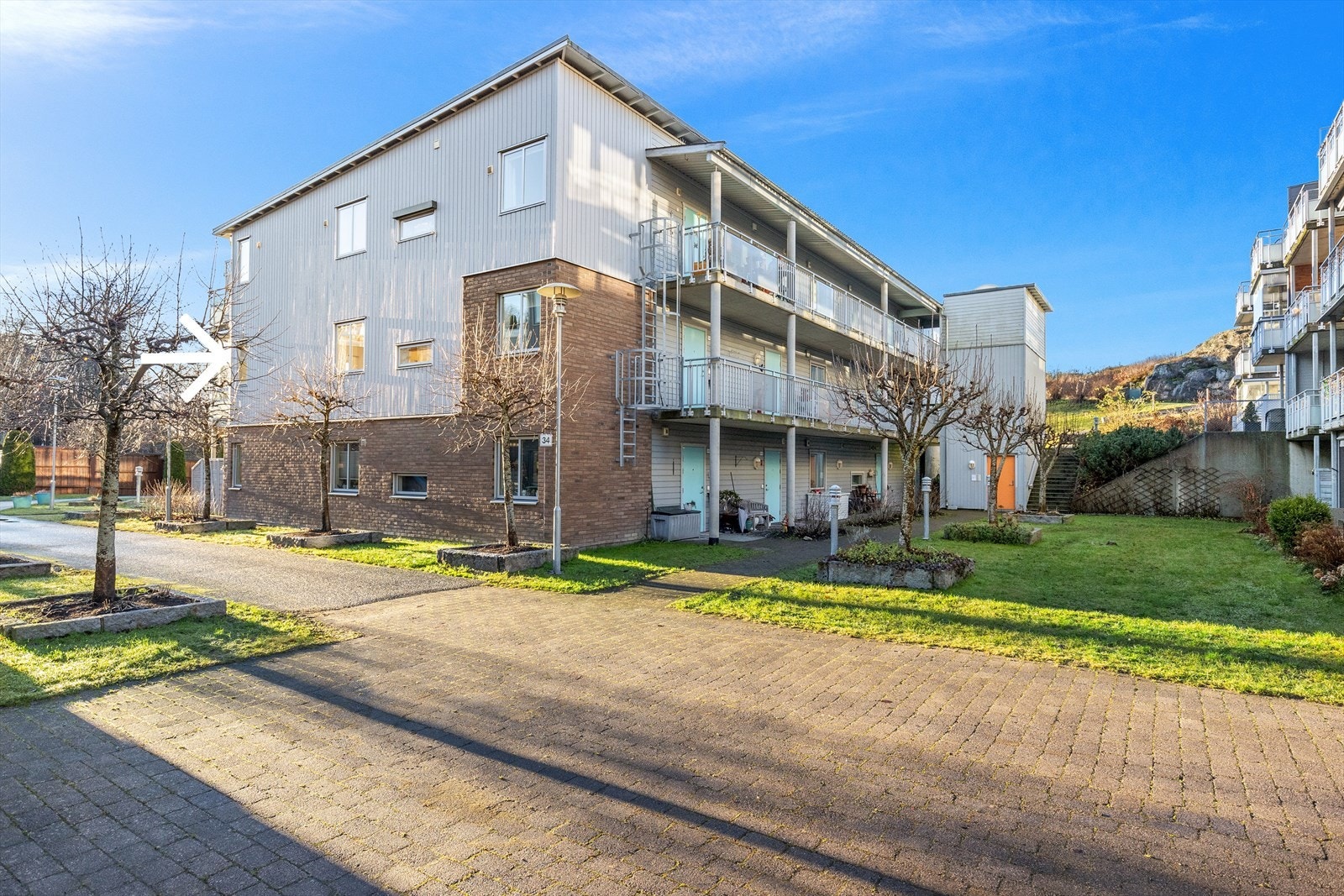 Leiligheten ligger i 2. etasje i en moderne bygning fra 2009. Galleribilde