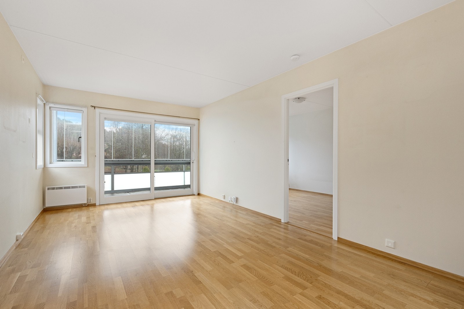 Gjennomgående parkettgulv i lyse farger binder rommene sammen og gir et helhetlig inntrykk. Skyvedør ut til balkong. Galleribilde