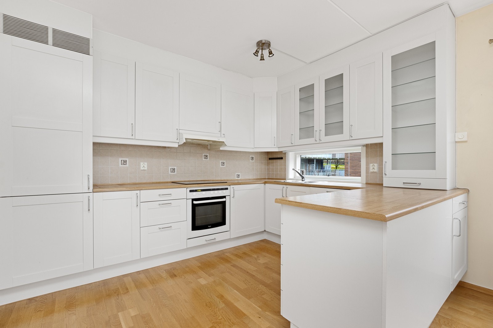 Kjøkkeninnredningen har profilerte fronter og rikelig med skap- og benkeplass. Galleribilde