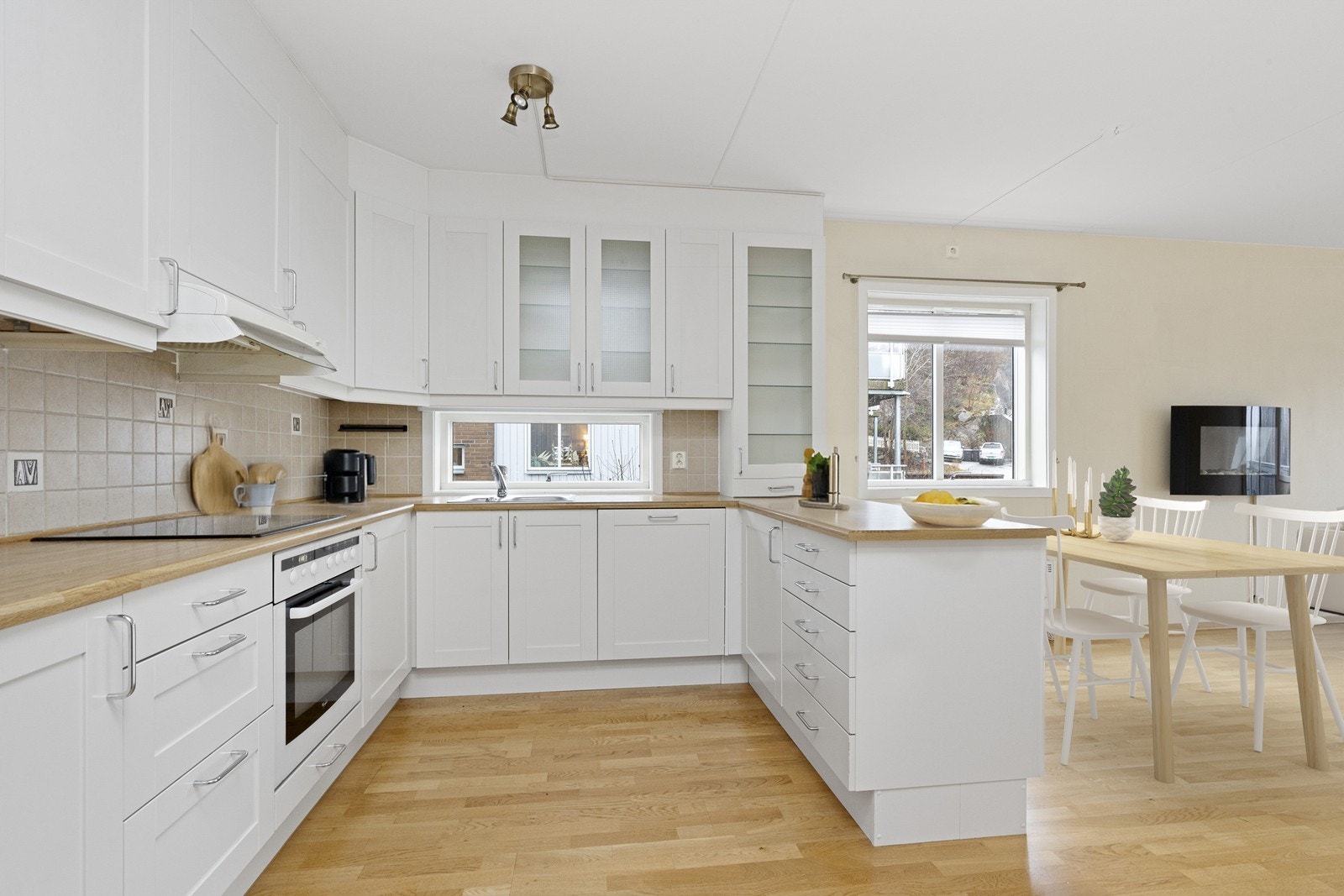 Leiligheten har et stort kjøkken i åpen løsning mot stuen, som skaper en sosial og luftig atmosfære.(Digital møblering) Galleribilde