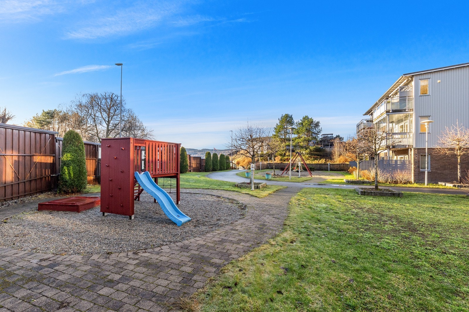 Fellesområdene er pent opparbeidet med grøntarealer og lekeapparater. Galleribilde