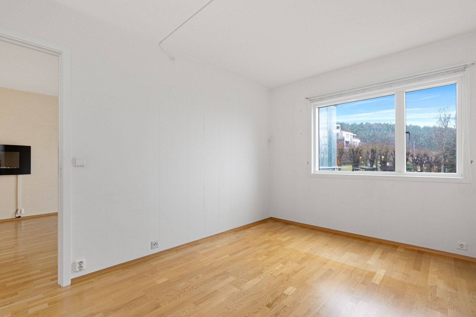 Store vindusflater gir en lys og behagelig atmosfære også på soverommene. Galleribilde