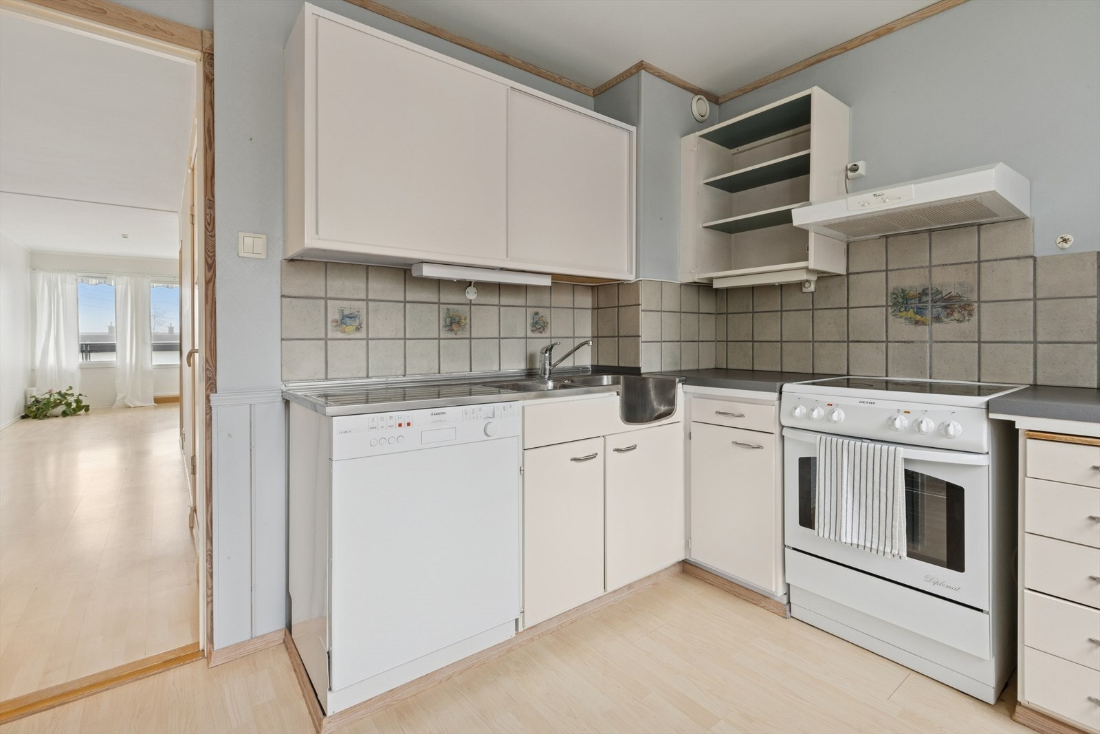 Kjøkkeninnredning med glatte fronter i lys utførelse. Galleribilde