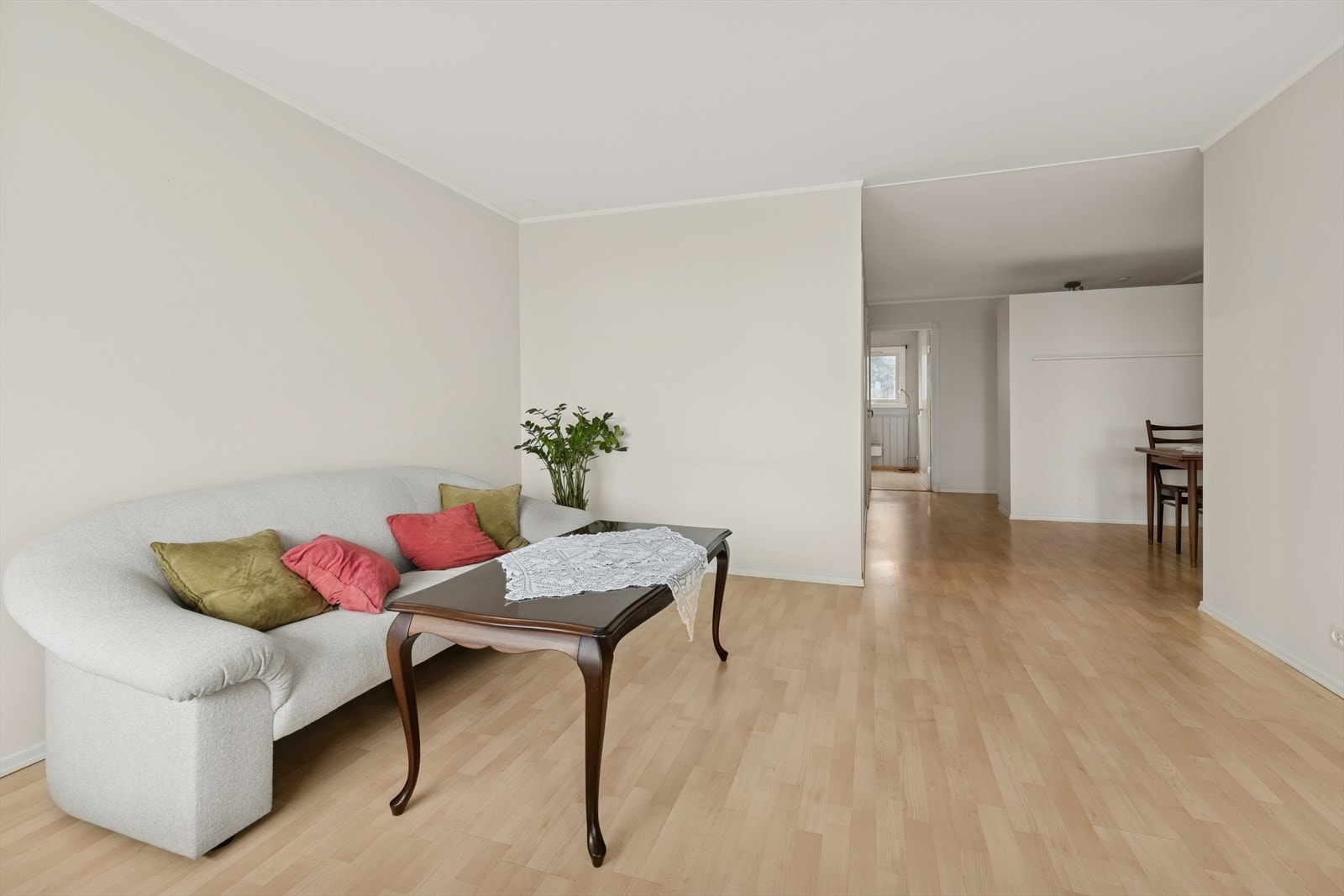 Her er det god plass til både sofagruppe og tv- møblement. Galleribilde